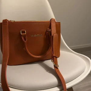 Valentino väska  - Säljer denna fina orange valentino väska som inte är till användning! Möts endast upp centralt i Örebro! 🥰🥰