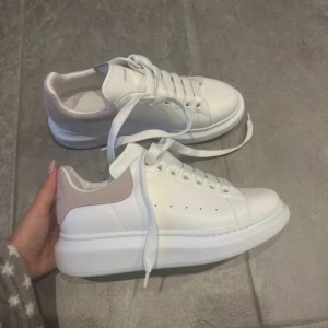 Vita sneakers från Alexander McQueen - Säljer ett par snygga vita sneakers från Alexander McQueen. Använda 1 gång 