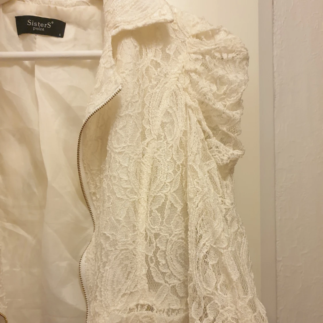 Vit spetsjacka från Sisters - 26