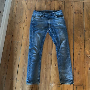 Nudie jeans - Säljer ett par riktigt feta nudie jeans i modellen lean dean. De kostar 1600kr nya, mitt pris 600kr! Pris går att diskuteras vid snabb äffär! De är i fint skick förutom defekten jag visade på bilderna. Vilket jag tycker är snyggt! Skriv vid fundering