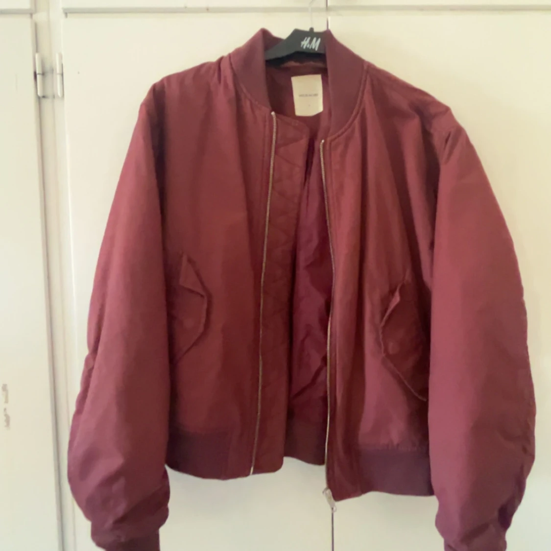 vinröd bomberjacka
