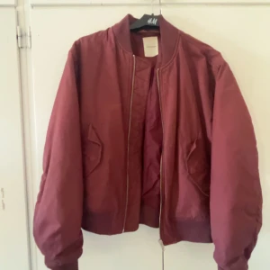 vinröd bomberjacka - passar asbra nu till hösten och är fodrad