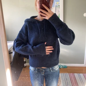 mörk blå stickad tjocktröja  - Mysig tjocktröja från Gina Young, nytt pris är 249kr. Knappt använd, säljer pga att jag har många liknande tröjor💞