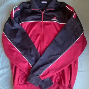 vintage adidas röd jacka i fint skick, säljer för att den inte passar mig