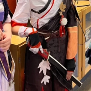 Kazuha cosplay  - Säljer denna cosplay med peruk den är väll använd och har vissa defekter men det är lätt att fixa men jag säljer ändå relativt billigt 