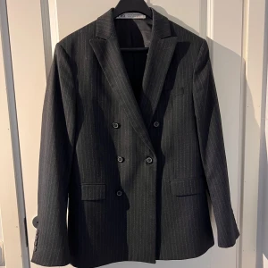 Zara kavaj - Säljer denna fina dubbelknäppta kavaj från Zara då den bara hänger och tar plats i garderoben. Kavajen har en liten fläck framtill som knappt är synlig vid användning men vill ändå poängtera detta. Jag har själv inte försökt ta bort fläcken eftersom 