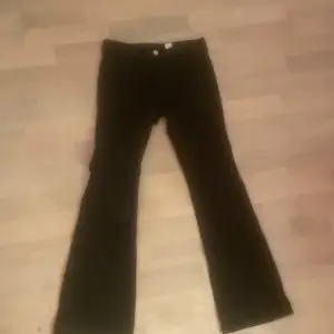 Helt svarta jeans som är så så snygga. Tyvär för små för mig. 