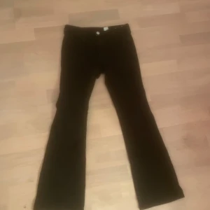 Hela svarta jeans - Helt svarta jeans som är så så snygga. Tyvär för små för mig. 