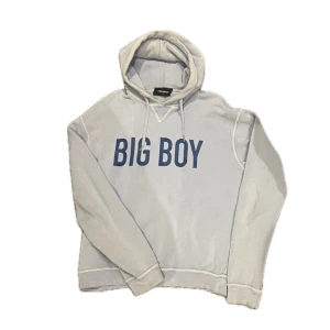 Dsquared2 hoodie - - Ljus blå Dsquared2 hoodie - Storlek M sitter som S - XS - Skick 7-8/10 (lite slitningar men ger hoodien karaktär) - Endast hoodien medföljer - 100% äkta