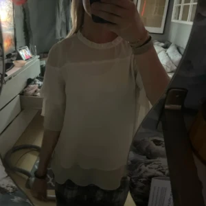 Vit blus - Vet riktigt inte vart den är ifrån men den det är en super fin blus! tecken på användning men varit väl omhändertagen. Vet inte storleken heller men passar super på mig! Inge stor i storlek eller något sånt. Pris kan diskuteras!!