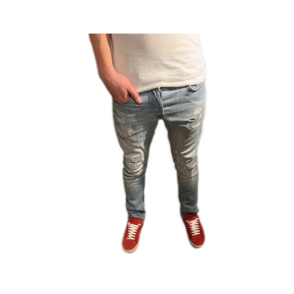 Riktigt snygga Jack and Jones jeans, storlek 31/32. Dom är i slim (modell Glenn) Bra skick. Modellen är 180cm 70kg För frågor kom privat . Farkut & Housut.