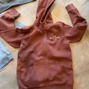 Peak Performance vinröd hoodie i stl 160 - Jättefin, sparsamt använd, vinröd Peak Performance Hoodie med dragkedja fram, i stl 160, nypris ca 799kr, nu endast 350kr! 