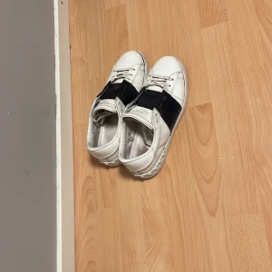 Valention open  - Säljer dessa par feta valention open för ett sjukt bra pris  Storlek 42  Pris kan diskuteras  Skick 8-10 men ni kan avgöra själv Hör av er vid frågor eller funderingar  Mvh Resell 