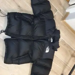 Säljer en svart pufferjacka från The North Face i storlek M. Jackan är perfekt för kalla dagar. Den är köpt ny och har ägts i bara 3 veckor tror jag. Jag säljer den åt en vän och priset kan diskuteras om ni sä vill det. Den ändvändes inte mycket.