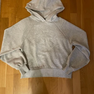 Hoodie - Hoodie i storlek xs, grå  Superbra baggy passform med stor luva!  Skriv vid fler frågor💕