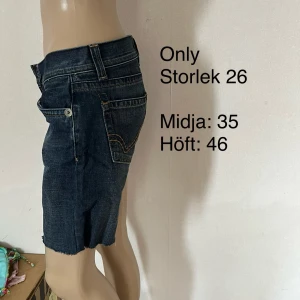 Jeansshorts only jeans shorts  - Avklippta jeans. Höger ben är uppvikt som jag brukade ha dom. I övrigt inget att anmärka på.
