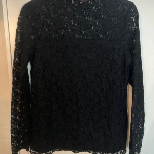 Spets blus  - Säljer denna spetsblusen, den är genomskinlig vid armarna och på halsen sedan vid magen och upptill är de som en svart tröja under så de är inte genomskinligt där.