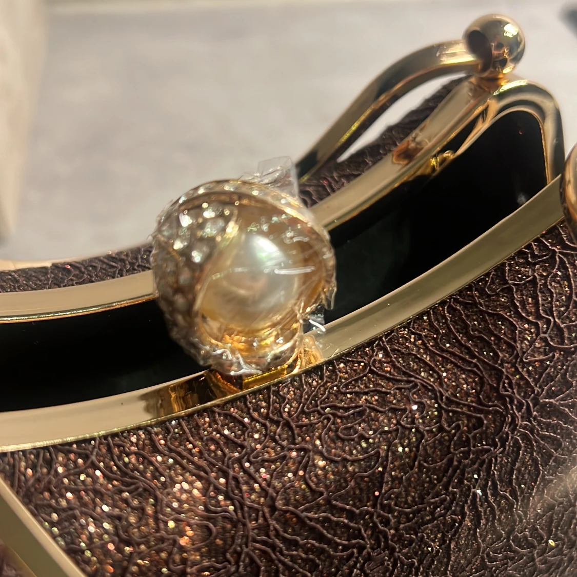 Brun glittrig handväska med pärldetalj (oanvänd ) - 92