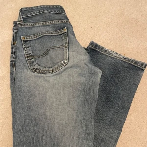 Lågmidjade Lee jeans - Supersnygga lite mer åt de raka hållet men ändå lite bootcut för folk med lite ”större” lår, midjemått tvärsöver är 35 cm, pris går att diskutera! Köpte här på plick så vet inte exakt storlek men ungefär S