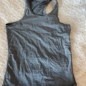 Träningslinne grått   - Träningslinne grått medium. Från Nike. Skulle säga att det passar S också. 