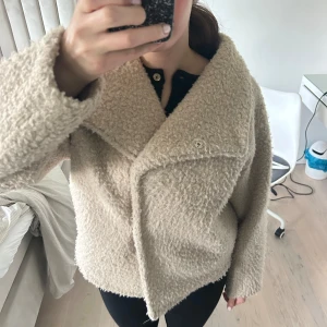 Teddyjacka - Mysig och höstig teddyjacka, köpt på Gina förra året!! Storlek S och passar de som bär S-M💕💕