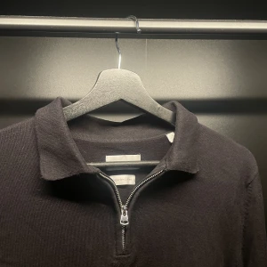 Half-Zip These Glory Days - En half-zip från These Glory Days. Knappt använd, är i bra skick!  Nypris 1000:- Skriv vid övriga frågor