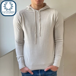 Tiger Of Sweden 100% Merinoull Hoodie - Säljer en tiger of Sweden hoddie i 9/10 skick. Han på bilden är ca 175cm/70kg (S/M den har krympt lite i tvätten). Nypris: ca 2,2k  Skriv vid frågor eller funderingar🙌