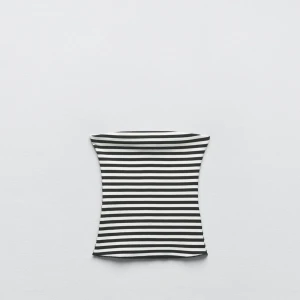 Snygg stickad bandeau topp - Randig bandeau topp som inte har några täcken på användning. Den är lagom lång, alltså inte croppad. Kan skicka flera bilder😇