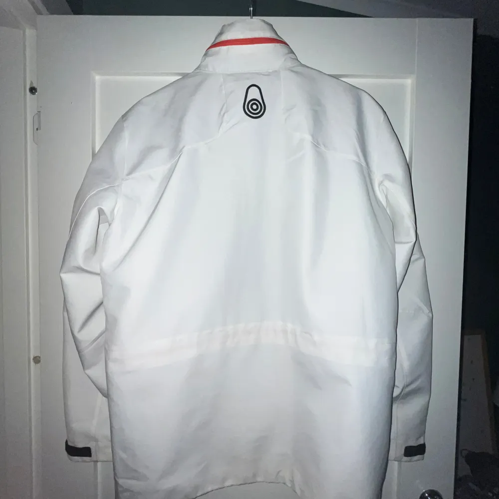 Säljer min Sail Racing windbreaker som är perfekt nu till hösten. Kostar 2900 ny! Skick 8/10. Jackor.