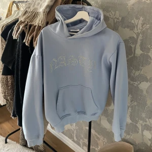 Hoodie - Limited edition, märket verkar inte finnas kvar. Använd fåtal gånger så bra skick! Passar både S, M & L. 