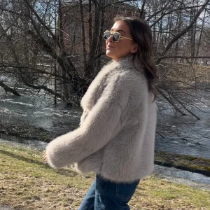 Pälsjacka - Den populära pälsjackan! Sparsamt använd ser ut exakt som den från Zara 