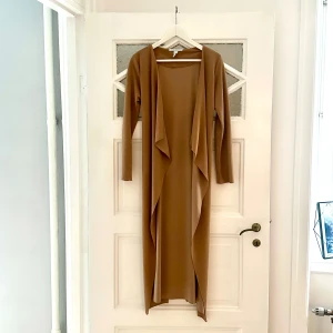 Tunn kappa - Kamelfärgad tunn kappa/lång kofta. Storlek S