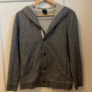 H&M cardigan - Tja! Säljer den här sjukt feta cardigan/kofta från H&M. Denna säljs inte längre på nätet eller butik. Väldigt bra pris för en sån fin och fräsch tröja! Skriv dm för bilder eller frågor!😃
