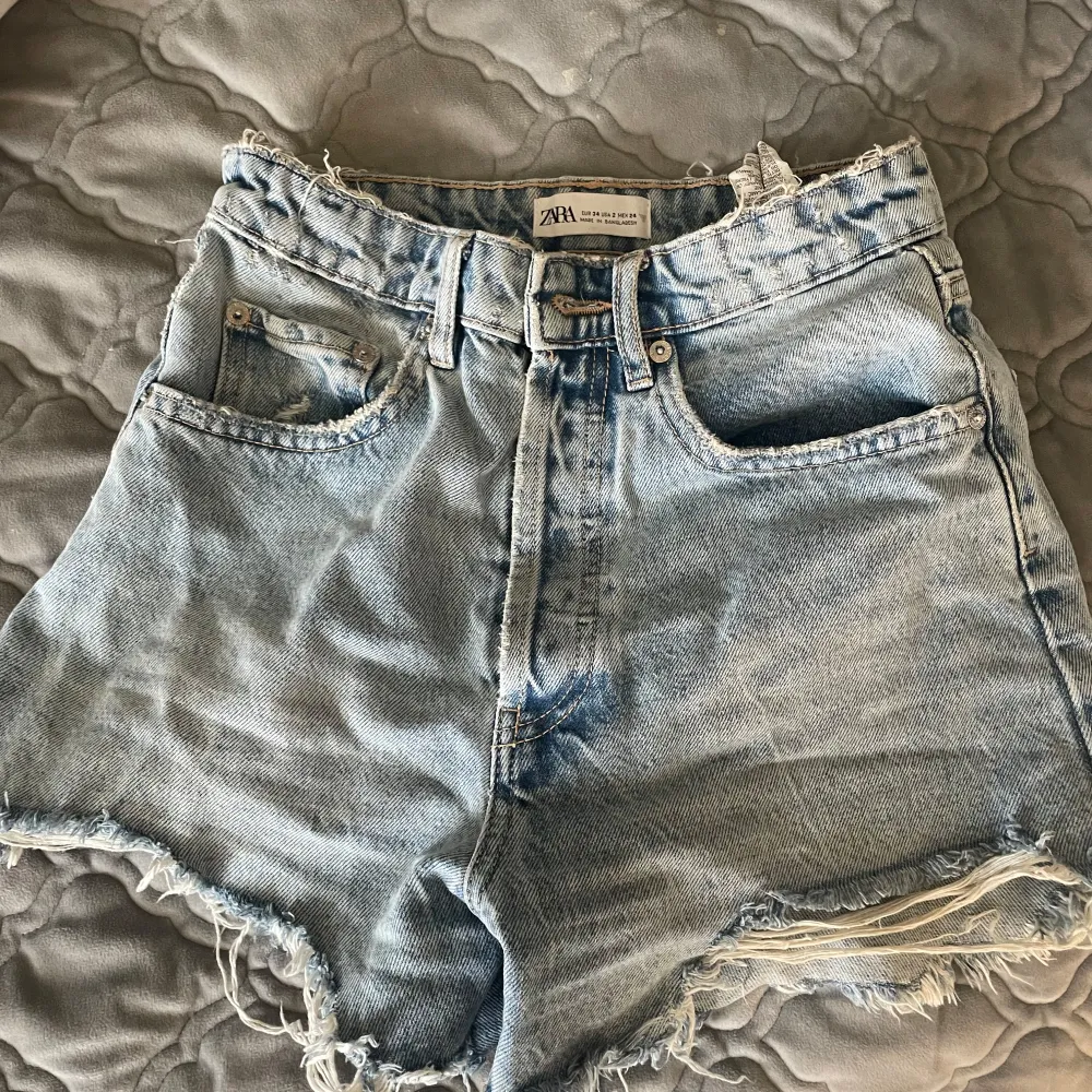 Säljer dessa snygga jeansshorts från zara i storlek 34. Säljer då de ej passar längre. Shorts.