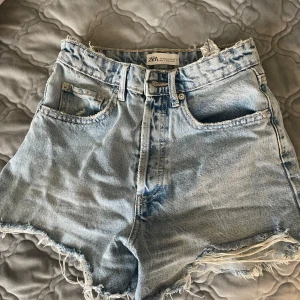 Jeansshorts från Zara - Säljer dessa snygga jeansshorts från zara i storlek 34. Säljer då de ej passar längre