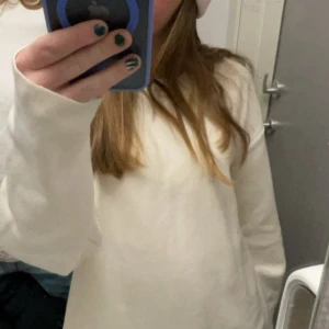 Tröja från zara!!! - Jätte fin krämvit/begie tröja från zara!!!! Den är jätte fin nu till hösten o vintern❤️❤️lite nopprig men inte alls mkt❤️