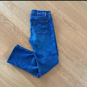Jacob Cohen jeans - Mellan blå Jacob Cohen jeans, modell 710 slim. Svin snygga och för ett väldigt bra pris.   Nypris: 6500kr Mitt pris: 799kr