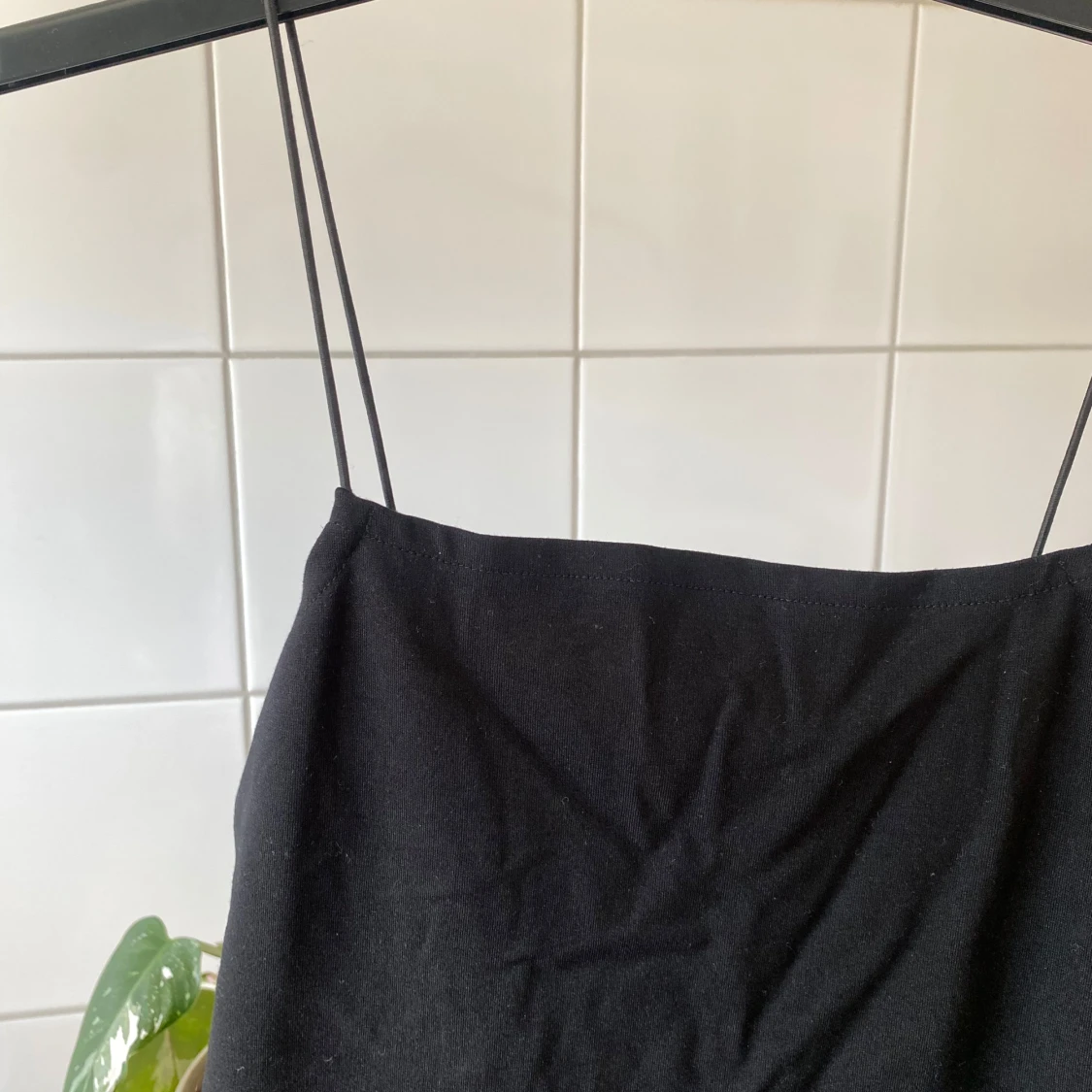 Svart klänning med tunna axelband - 91