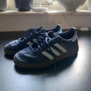 Adidas Spezial - Jättesnygga nästan oanvända adidas Spezial i mörkblå med ljusblå ränder och gulddetaljer.  Bara använda några fåtal gånger och inga defekter då de inte passar min stil helt. I storlek 40 2/3 passar doxk mig som har 40. ☺️💗