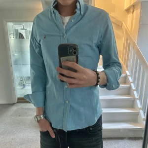 Ljus blå Ralph lauren skjorta  - Säljer denna riktigt fräscha   Ralph lauren Oxford slimfit skjortan i storlek s. Fint skick inga tecken på defekter. Kontakta gärna vid frågor!