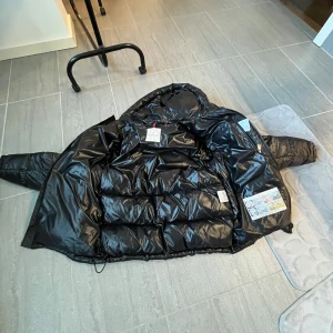 Moncler jacka - Använd två vintrar, 100% äkta inköpt på NK Stockholm, kvitto finns. Nypris 12 000kr. Kvitto visas separat! Pris kan diskuteras🤝 183 lång och väger 70kg.