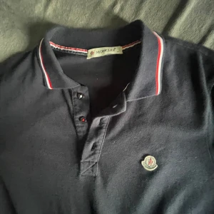 Moncler pike  - Säljer min Moncler pike på grund av den kommer inte till användning, äkta såklart,  i helt ny stick, inga fel på den, som perfekt, rkt snygg tröja, pris kan diskuteras👌