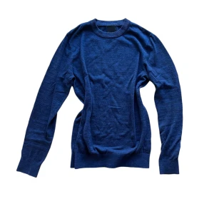 Mörkblå stickad tröja från H&M - Säljer en stilren mörkblå tröja i storlek S. Tröjan har långa ärmar och en klassisk rund halsringning. Den är finstickad med räfflade muddar både på ärmar och nedtill. Använd fåtal gånger och i fint skick. 