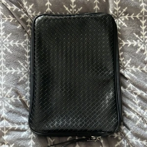 Datorfodral - Jättefint och bra datorfodral! I fint skick💕den är väldigt rymlig, har fått plats med dator, pennor + block