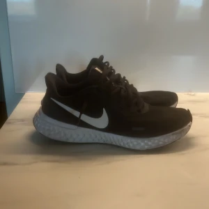 Nike joggningsskor - Dem här skorna är jätte sköna att springa med och bra att få med