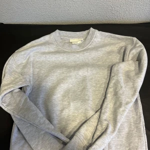 Hm tröja grå - Bra skick 7/10 priset går att förhandla vid  snabb affär!