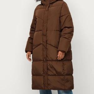 Brun vinterjacka i nyskick 🧡 - 🧡 Utsåld längre kappa från Ellos Collection, modell ”Franny”  Storlek 34/36 (Stor i storleken) Se bild för materialinformation. Mycket fint skick 🧡