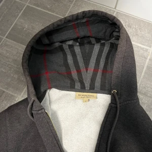Burberry zip - Säljer denna burberry zip pga lite användning  Skick 8.5 /10 Storlek M passar S