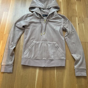 Juicy Couture hoodie - I fint skick, använd Max 3 ggr. Storlek Cos  Pris 450:-