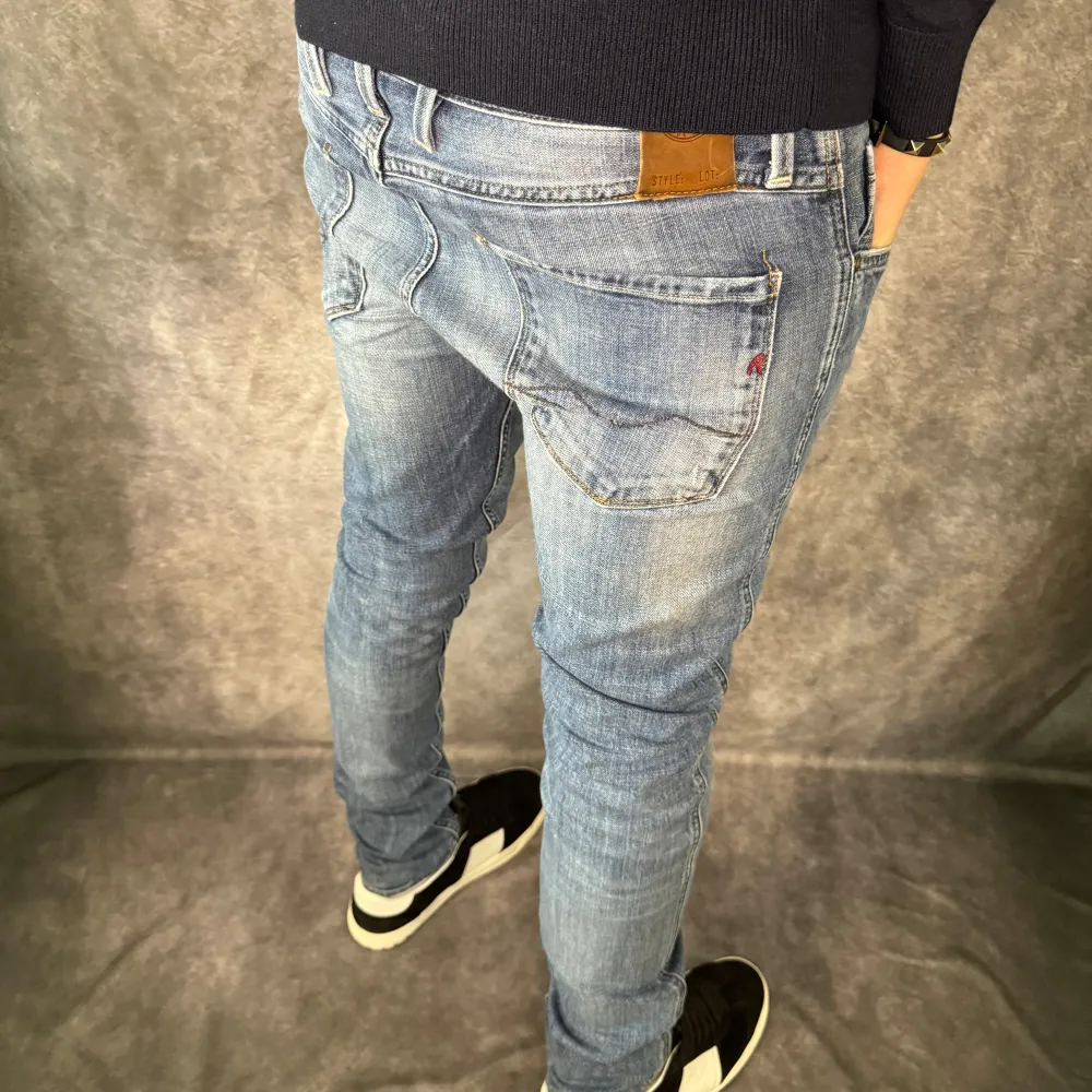 // Replay anbass jeans | Storlek W32/L32 (sitter mer som W31/L32) | Benlängd: 109cm / Midja: 42cm | Nypris runt 1800kr | Kontakta för fler frågor eller funderingar // Deluxecloset. Jeans & Byxor.